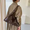 Bolso tote de diseño de nicho transfronterizo de moda para mujer, nuevo bolso de hombro o axila retro con anillo de remache 2026