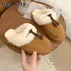 Chinelos Baotou Femininos para Uso Externo 2026 Inverno Novos Chinelos Peludos Sola Grossa Com Pelúcia Sem Salto Chinelos de Casa