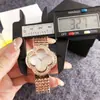 Suministro Directo de Fábrica Reloj de Trébol de Cuatro Hojas Rosa Oro Madreperla, Reloj de Cuarzo Incrustado con Diamantes, Gran Cantidad, Precio Excelente, Estilo de la Suerte Reloj de Regalo de Gama Alta