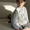 Conjunto Feminino 2026 Outono Novidades Crianças Médias e Grandes Camisa com Cadarço e Laço Colete Bordado Conjunto de Duas Peças Top Infantil