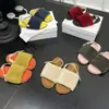 Sandálias rasteirinhas estilosas e da moda com uma única tira, femininas, nova moda de verão coreana 2026, sapatos casuais versáteis, sapatos fofos