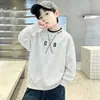 Moletom com forro de fleece para meninos para outono e inverno de 2026, uma blusa redonda moderna e estilosa para crianças mais velhas, versátil e elegante para o inverno