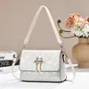 Nova Bolsa Transversal com Tampa Flip 2026 com Estampa de Letras, Bolsa Quadrada Pequena, Estoque de Fábrica, Dropshipping de Peça Única, Bolsa de Ombro Feminina Versátil