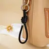 Encanto de Celular Colorido da Moda com Nó Romano Trançado em Cordão de Couro Pingente de Chaveiro Versátil Simples Corrente para Pendurar com Contas de Prata