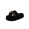 Nuevas y cómodas pantuflas peludas de moda para mujer, que aumentan la altura y tienen suela gruesa, adecuadas para usar en exteriores en otoño e invierno, diseñadas para mujeres bajitas, estilo de una tira, colección 2026