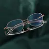 Armazón medio de titanio puro 8185 para mujer estilo ojo de gato ultraligero titanio pluma retro estilo de negocios Shenzhen galvanizado fabricante de gafas Danyang