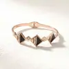 Oferta Especial Suministro Directo Nuevo Estilo Moda Europea y Americana Transfronteriza Pulsera de Acero de Titanio para Mujer Joyería de Alta Calidad que No Pierde el Color Adornos de Nácar Blanco