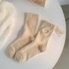 Meias de veludo de mink novas para Outono e Inverno meias femininas de comprimento médio para a panturrilha bordado de rosto sorridente forradas com fleece grossas quentes à prova de frio meias para pós-parto meias-calças