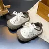 Otoño 2026 Nuevos Zapatos Deportivos Bebé Suela Suave Zapatos para Niños Pequeños Encaje de Dibujos Animados Adorno Moda Niñas Zapatos Argan Modernos