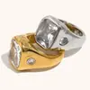 Anillo Elegante de Estilo Europeo y Americano con Circonita Redonda y Diamante Cuadrado Colocados Lateralmente, Acero Inoxidable Chapado en Oro de 18 Quilates, Joyería de Lujo Ligero de Nicho