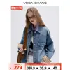 Imagen oficial: Chaqueta de mezclilla para mujer, nueva colección otoño 2026, diseñada para figuras petite, con corte holgado y efecto adelgazante, con un elegante diseño de patchwork
