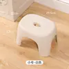 Taburete pequeño engrosado para adultos, resistente y duradero, banco de plástico para el hogar para sala de estar, taburete bajo para baño para cambiarse los zapatos para mujer