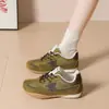 Moda femenina 2026: Tenis de suela gruesa, con cordones, estilo coreano, con plantillas ocultas para aumentar la altura, nuevo estilo de zapatilla de entrenamiento alemana, color rojo popular de otoño