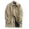 À prova de vento e à prova d'água, com preço de 89 euros. Este casaco de inverno acolchoado e quente para homens é um trench coat de comprimento médio, perfeito para usar ao ar livre na Europa e nos EUA.