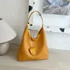 Popular bolsa de mano simple tejida para el día a día, bolsa de axila de diseño de nicho de alta estética, elegante bolsa de hombro de gran capacidad