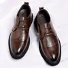 Sapatos formais de couro masculinos novos, de couro genuíno, sapatos masculinos casuais respiráveis, antiderrapantes, estilo britânico, aumento de altura, sola macia, sapatos de casamento para noivo