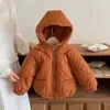 Casaco de algodão com forro de fleece infantil para outono e inverno, jaqueta de algodão acolchoada em ondas com capuz para meninos e meninas, casaco curto espessado para bebês, disponível em várias cores