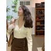 Tejido de punto para mujer estilo Hong Kong de principios de otoño, diseño único, cuello halter, hombros descubiertos, manga larga, suéter rojo corto