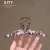 Grampo de garra grande de cristal de pérola roxo claro romântico para primavera e verão, grampo de cabelo requintado e luxuoso para a parte de trás da cabeça, acessório de cabelo tipo grampo de tubarão