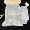 Pijama de Mujer para Primavera y Otoño, Algodón Nube, Rayas Finas Rosas, Cuello de Muñeca, Ribete Azul, Cárdigan, Manga Larga, Pantalones Largos, Conjunto Casual para Casa