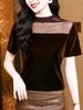 Toma Real de Nueva Versátil Camisa de Malla de Cuello Alto con Empalme de Terciopelo de Manga Corta para Usar por Dentro y por Fuera Color Café Negro