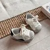Outono 2026 Novos Sapatos Infantis Shell Head para Meninas Crianças Pequenas Sapatos Esportivos Sapatos para Bebês Andadores Sapatos Casuais Antiderrapantes para Crianças