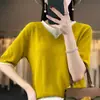 Suéter de gola V dupla com blocos de cor, temperamento, manga curta, solto, modelador, para o trabalho, primavera e verão, fio de algodão, camiseta de tricô feminina