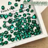 Pedras de Strass Verdes com Ponta Traseira para Nail Art, Itens Populares da Moda, em Formato de Coração, Retangular, Marquise e Irregular, que Realçam o Tom da Pele, Acessórios de Unha Usáveis