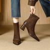 Botas Curtas de Veludo Retrô para Mulheres com Salto Grosso Novo Estilo Outono e Inverno 2025 Botas Elásticas Slim Costuradas Bico Fino Salto Alto Botas Femininas