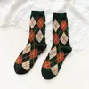 Meias de lã femininas estilo retrô britânico de outono e inverno com diamantes, aquecidas e de cano alto, meias empilhadas, outlet de fábrica