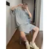 Conjunto versátil de shorts de manga corta a rayas para hombre, un atuendo de verano con un toque relajado y casual, combinado con una camiseta