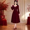 Vestido midi vermelho de manga comprida com laço, projetado para baixinhas, com cintura marcada para um efeito emagrecedor, elegante e adequado para festas e banquetes, um vestido luxuoso para mulheres