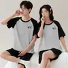 Pijama de Verano para Pareja Hombres y Mujeres Algodón de Imitación Manga Corta Rayado Cuello Redondo Para Usar Afuera Casual Talla Grande Traje de Casa para Estudiantes