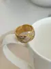 Anillo de diamantes clásico de lujo ligero para hombre y mujer europeo y americano, diseño de personalidad moderno para combinar con todo, exquisito de alta gama