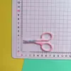 Ins Divertido Gracioso Acrílico Papelería DIY Accesorios Tijeras Decorativas Agujero para Lápiz Zapatos Funda para Teléfono Móvil Zapatos Ropa