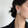 Nuevos aretes dorados con modelado de textura de concha de moda, nicho, temperamento simple, hebilla para la oreja, aretes de alta moda al por mayor
