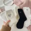 Calcetines de pelo de visón para mujer, cálidos y cómodos para otoño e invierno, previenen los pies fríos, calcetines para dormir con bordado de corazón, forrados de felpa, al por mayor, calcetines versátiles para mujer