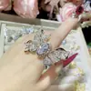 Anillo Camellia's New Gilt Butterfly Starry Zirconio Chapado en Oro de 18K Super Brillante Alas Asimétricas Completamente Incrustadas de Diamantes