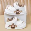 Nuevos Zapatos Infantiles para Niñas y Niños Primavera y Otoño 2026, Zapatos de Piel Blancos, Tenis de Moda Bajos de Dibujos Animados