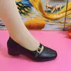 Sapatos de mãe confortáveis, de sola macia e couro macio, sapatos femininos populares de sola plana, novos sapatos de couro femininos versáteis de corte baixo e leves 2026