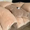 Juego de ropa de cama de cuatro piezas de terciopelo de leche engrosado y estampado para el calor del invierno, que incluye una sábana plana, una funda de edredón y una sábana bajera, diseñado para un aspecto lujoso y sofisticado en el dormitorio principal.