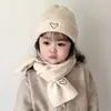 Conjunto de Dos Piezas de Gorro y Bufanda para Niños Otoño e Invierno Gorro de Lana con Corazón para Niños y Niñas Juego de Gorro de Invierno Cálido para Bebé