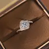 Anillo de Plata de Ley S925 Moda Brazo Retorcido Flor Moissanita Elegante Lujo Ligero Anillo de Dedo Dulce Sensación de Gama Alta Joyería de Mano para Propuesta