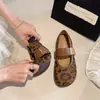 Sapatos rasos femininos com estampa de leopardo, novo modelo verão 2026, estilo retrô confortável, fecho de velcro, bico fino, sapatos de sola macia