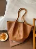 Bolso cubo tejido súper popular para mujer, nuevo modelo de verano 2026, de alta gama, lujo ligero, nicho, versátil para el trabajo, bolso de hombro