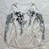 Camiseta de Manga Larga Ajustada Estilo Y2K Subcultura Retro Plumas Cruz Rhinestones Cuello Bajo Ceñida a la Cintura