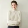 26 Nueva colección Otoño/Invierno: cuello semialto, capa base de punto acanalado, suéter de cachemira, corte holgado, efecto adelgazante, top interior para mujer