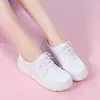 Sapatos de enfermeira Mousideng femininos, brancos, com sola macia, antiderrapantes, novos sapatos médicos de sola plana estilo coreano com aumento interno de altura para médicos