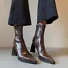 Elegantes y versátiles botines de punta fina de cuero suave, corte ajustado, colección de invierno 2026, botines cortos de tacón alto con cremallera lateral para un efecto adelgazante