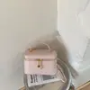 Bolsa de Maquillaje con Cadena de Patrón de Diamantes Rosas para Mujer, Lindo Colgante de Peluche de Hello Kitty, Bolso Cruzado de un Solo Hombro, Moderno y Portátil